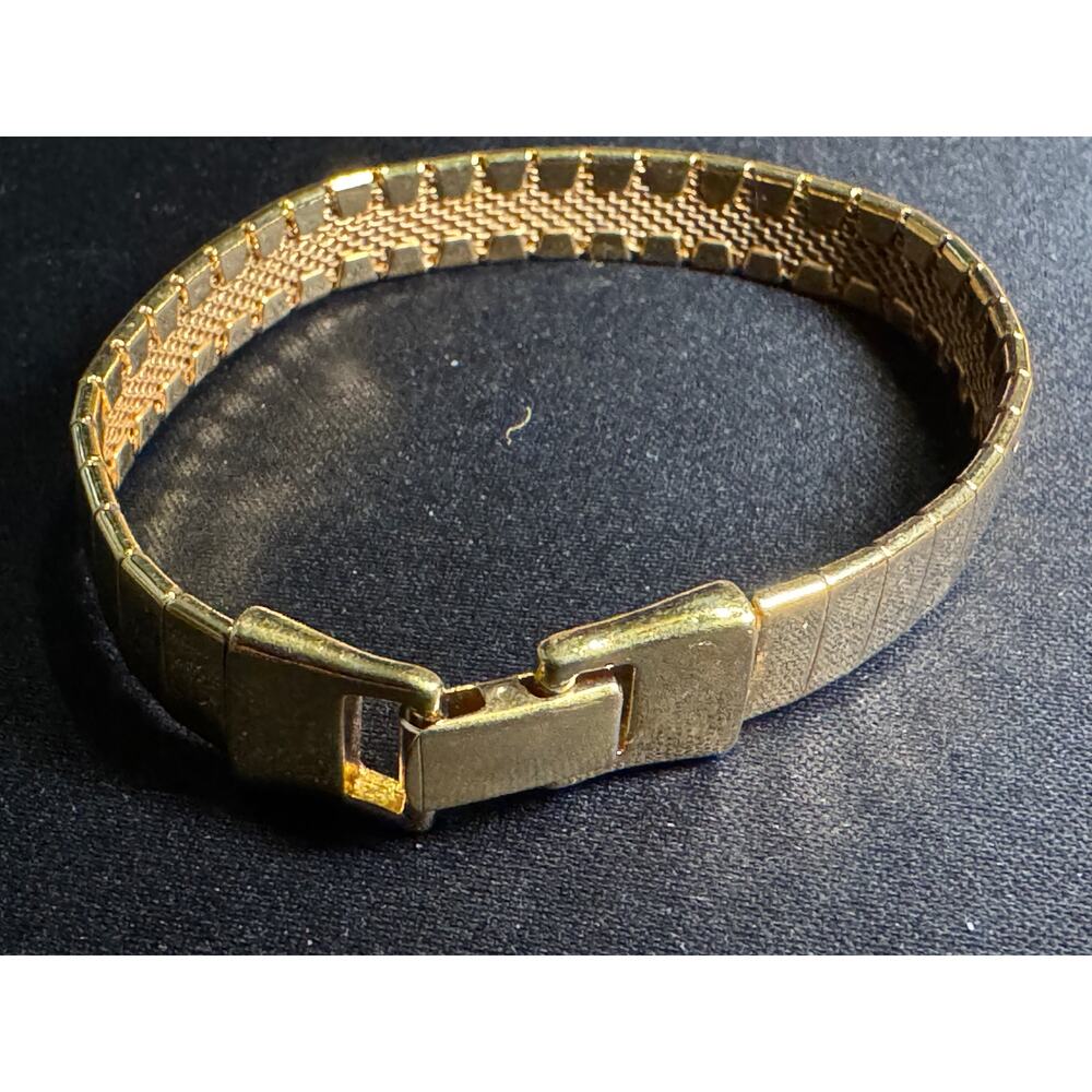 Trifari Gold Tone Panel Link Fold Over Clasp Bracelet Size 7 - Picture 3 of 6